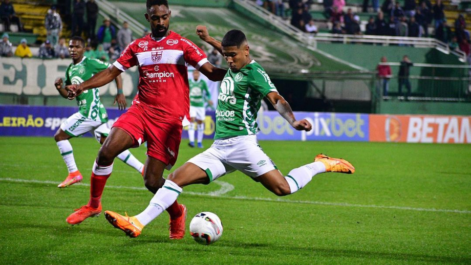 Operário-PR-Chapecoense: equilíbrio no confronto direto recente