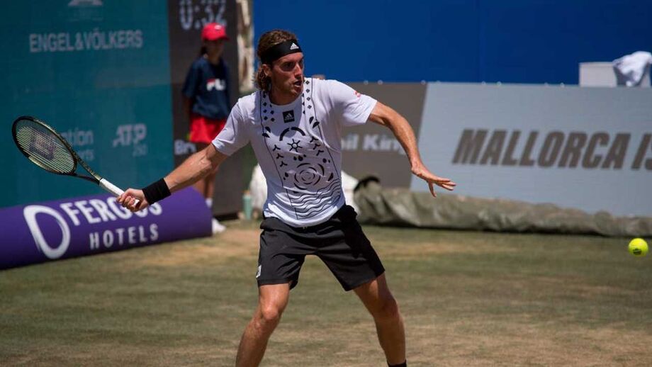 Tsitsipas volta ao top-5 mundial