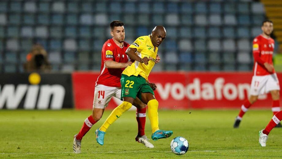 Rúben Oliveira renova com o Santa Clara
