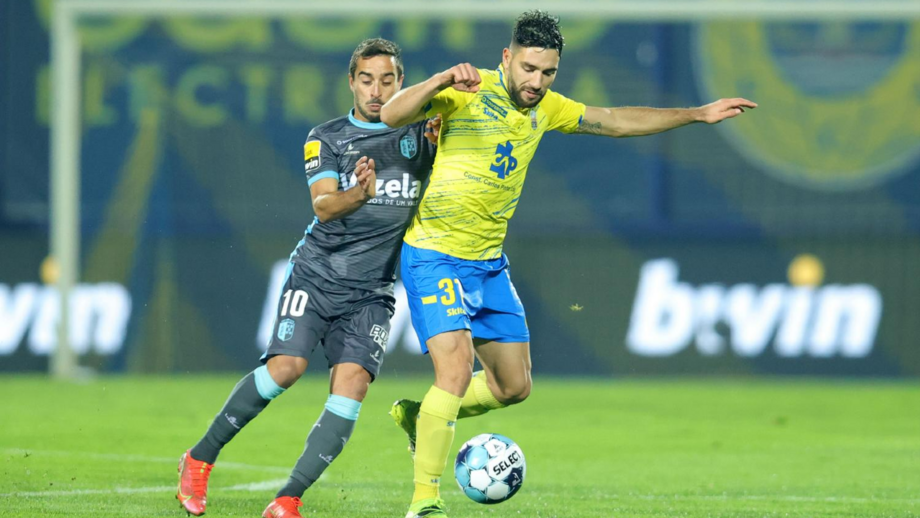 Arouca segura Tiago Esgaio
