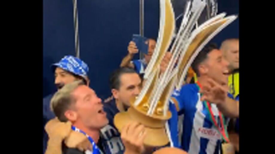 Equipa de hóquei do FC Porto sai do Dragão Arena com a taça para poder festejar... com 'Macaco'
