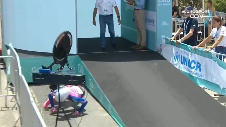Ciclista checa mostra como (não) começar um contrarrelógio