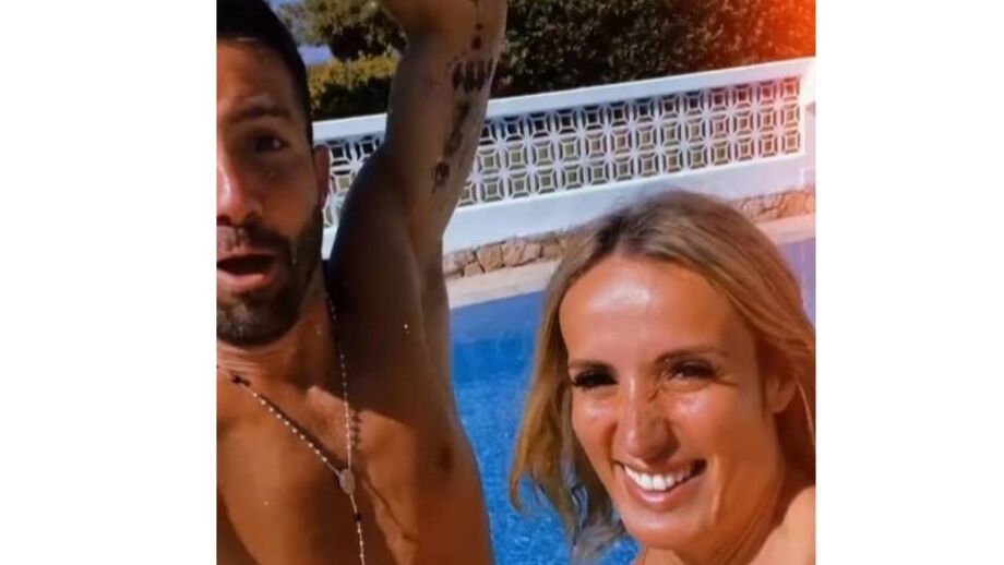 Casal está a desfrutar das férias à beira de uma piscina