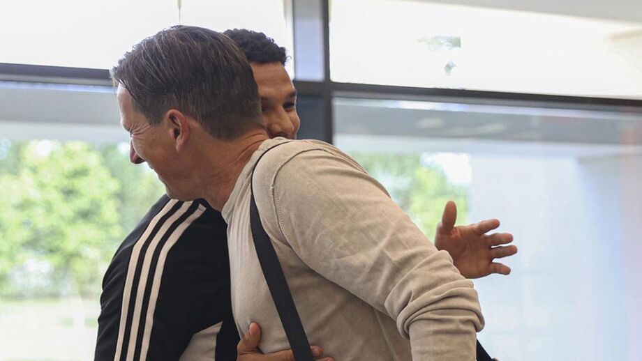 Schmidt cumprimenta o reforço Alexander Bah