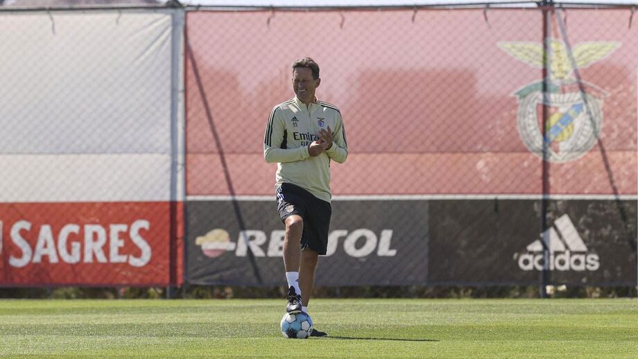 Roger Schmidt conversou individualmente com os atletas