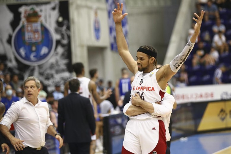 Basquetebol: Benfica 'desaparece' no último quarto e FC Porto vence na Luz  (63-68) - JPN