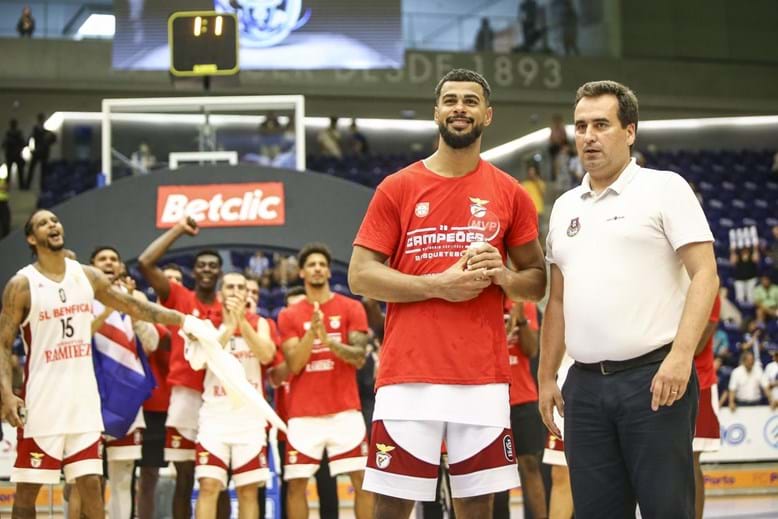 Basquetebol: Benfica 'desaparece' no último quarto e FC Porto vence na Luz  (63-68) - JPN