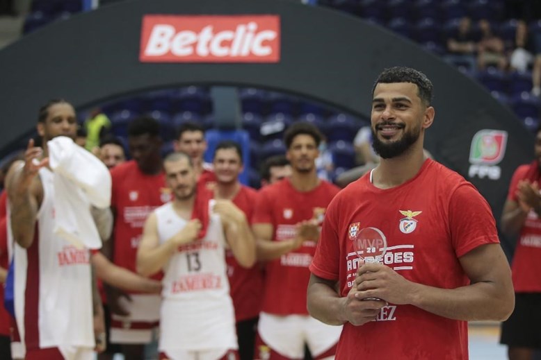 Basquetebol: Benfica 'desaparece' no último quarto e FC Porto vence na Luz  (63-68) - JPN