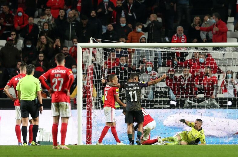 MOREIRENSE. Gilberto fez autogolo num lance em que as águias defendem haver fora-de-jogo de Rafael Martins