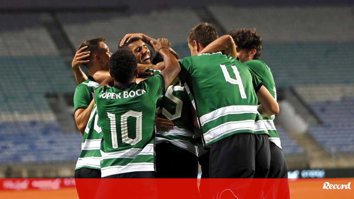 Vista Frontal De Baixo Ângulo De Um Jogador De Futebol Americano