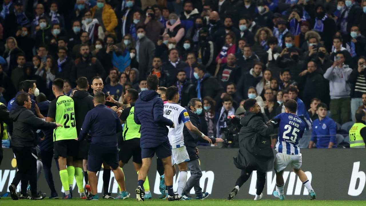 FC Porto punido com interdição do Dragão por um jogo e multas de 8.670  euros - FC Porto - Jornal Record