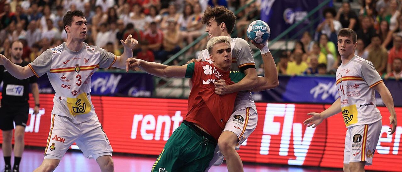 Kiko Costa travado pela muralha espanhola, seleção que venceu o Europeu pela terceira vez