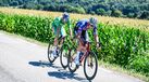 Mathieu van der Poel seguido de Wout van Aert