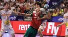 Kiko Costa travado pela muralha espanhola, seleção que venceu o Europeu pela terceira vez