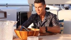 «E Agora»: a música que Cristiano Ronaldo canta com emoção a bordo do iate em Maiorca
