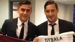 O respeitinho é muito bonito: Dybala rejeita ‘10’ por causa de Totti