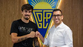 Tiago Araújo oficializado no Estoril até 2025
