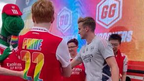 'GayGooners' visitam Arsenal antes de viagem para Marcha do Orgulho Gay em Londres