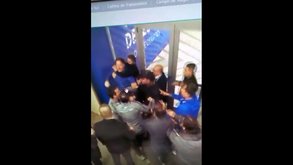 Gabi Milito é expulso, 'distribui' socos pela equipa técnica adversária e acaba a noite detido