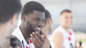 Oficial: Neemias Queta renova contrato com os Sacramento Kings