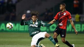Palmeiras perde em casa com Athletico Paranaense mas segue líder do Brasileirão