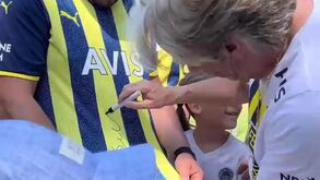 Jorge Jesus distribui autógrafos aos adeptos na Áustria