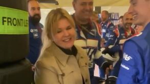 Mulher de Schumacher distribui abraços após 8.º lugar do filho Mick em Silverstone