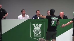 Surreal: ultras invadem apresentação de treinador e expulsam-no da sala