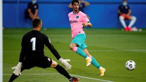 Trincão já trabalha em Barcelona à espera... do Sporting