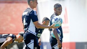 O jogador e a companheira, a modela, Kira Winona, mudaram-se para Portugal