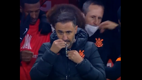 O gesto de Vítor Pereira no jogo contra o Boca que deixou os adeptos do Corinthians rendidos
