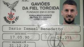 Benedetto falha dois penáltis e Corinthians 'torna-o' membro da maior claque do clube