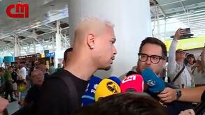 O momento delicioso de Cavani com jovem argentino de 19 anos: «Estreei-me hoje...»