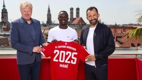 Lothar Matthäus olha para o Bayern e desconfia: «De onde está a sair tanto dinheiro?»