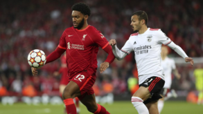 Joe Gomez prolonga ligação com o Liverpool