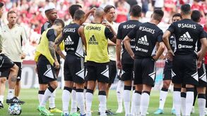 Sem Rui Costa e com Lourenço Coelho ao leme: Benfica parte para estágio em Inglaterra