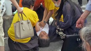 Morreu o ex-primeiro ministro japonês baleado durante comício em Nara