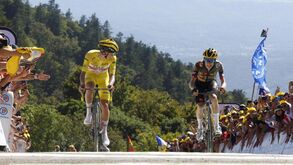 Altura em que Pogacar (à esquerda) ultrapassa Vingegaard
