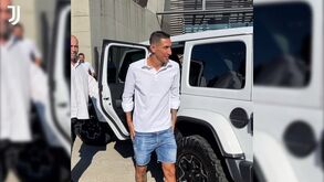 'Chuva' de autógrafos antes dos exames médicos: o primeiro contacto de Di María com adeptos da Juventus