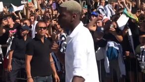 Loucura na chegada de Pogba ao centro médico da Juventus: adeptos eufóricos na receção ao francês 