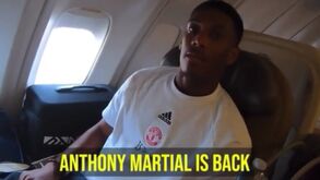 Deixaram Bruno Fernandes com a câmara de filmar à solta no avião do Man. United e deu nisto