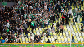 Caos instalado em jogo da Liga Conferência com cadeiras a voar e confrontos na bancada