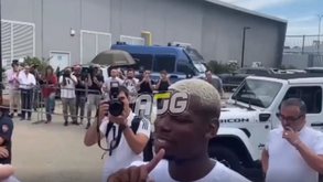 Pediram a Pogba para assinar uma camisola do Manchester United e o francês disse... 'não'