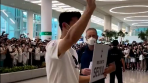 Plantel do Tottenham chegou à Coreia do Sul e teve receção surpresa