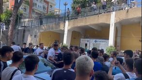 Adeptos da Lazio em euforia na chegada de Luís Maximiano a Roma