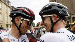 'Escudeiro' de Pogacar continua no Tour apesar de teste positivo à covid-19