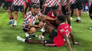 «Sempre a aprender»: Man. United mostra Bruno Fernandes a dar dicas a Elanga após jogo