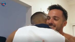 Do abraço a Sarabia aos testes médicos e físicos: o dia 1 de Mbappé no regresso aos trabalhos do PSG