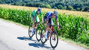Mathieu van der Poel seguido de Wout van Aert