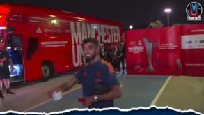 Bruno Fernandes surpreende adepto ao oferecer... um pedaço de frango